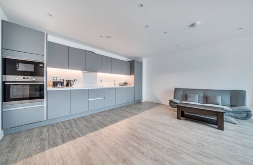 Cambridge Apartment | Spacious modern flat with balcony, free parking and great access