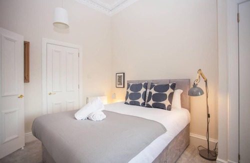 Kelvinbridge Apartment | Spacious Period Property in Glasgow