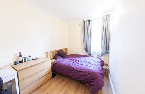 Childs Hill Apartment | Spacious & Quiet 4BR Flat for 8 in Hampstead