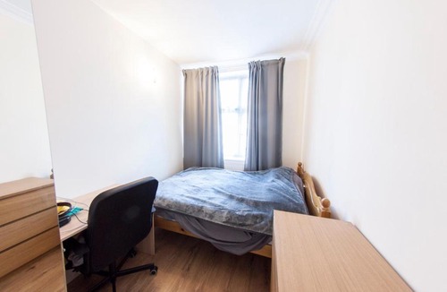 Childs Hill Apartment | Spacious & Quiet 4BR Flat for 8 in Hampstead