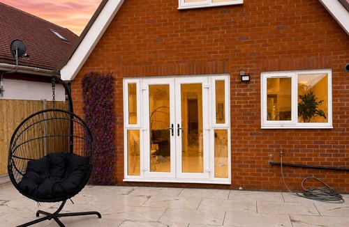 Luton House | Spacious & Relaxing 4BR House | Excellent transpo.