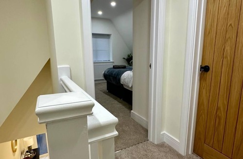 Luton House | Spacious & Relaxing 4BR House | Excellent transpo.