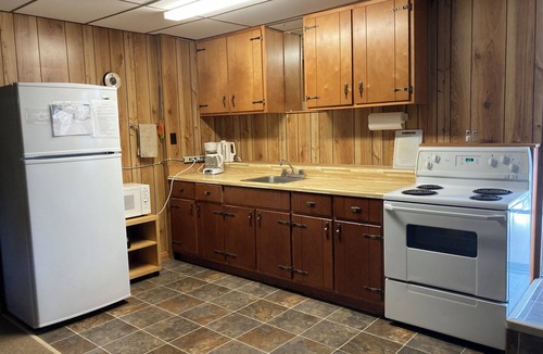 Port Franks Cottage | Spacious, rustic 4 bedroom cottage ideal for families, close to the beach.