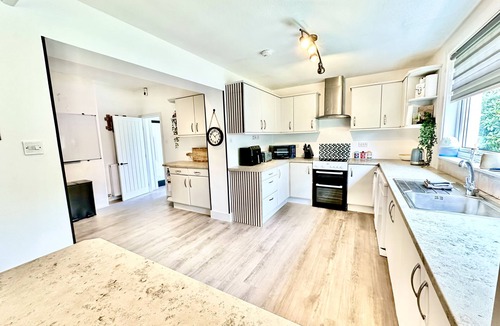 Inveraray Cottage | Spacious Sleeps 10 4 Bedroom Cottage in Inveraray, Fantastic Loch Views and Big Garden