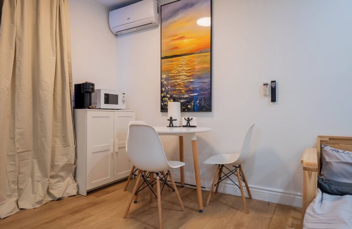 Cote-Des-Neiges—Notre-Dame-De-Grace Condo | Spacious Studio for 4 | Full Kitchen + Laundry