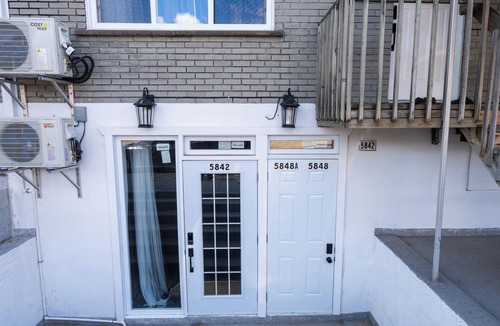 Cote-Des-Neiges—Notre-Dame-De-Grace Condo | Spacious Studio for 4 | Full Kitchen + Laundry