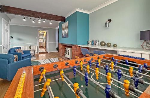 Tea Green House | SPACIOUS STYLISH HOME, Foosball Table, FREE PARKING, Driveway, Garden & LAUNDRY ROOM, 2 DOUBLE BEDROOMS & LED Media wall