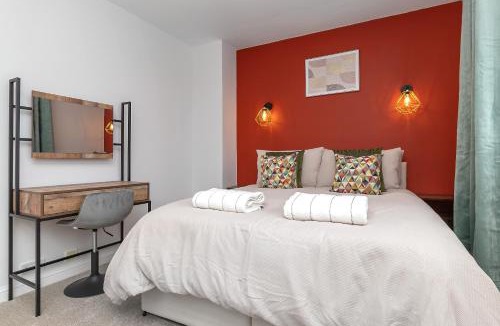 Tea Green House | SPACIOUS STYLISH HOME, Foosball Table, FREE PARKING, Driveway, Garden & LAUNDRY ROOM, 2 DOUBLE BEDROOMS & LED Media wall