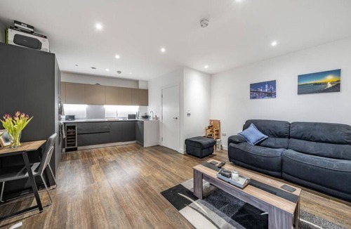 Woolwich Riverside Apartment | Spacious Woolwich Apartment with sea view