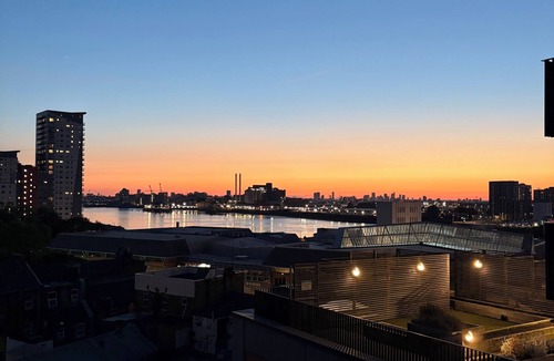 Woolwich Riverside Apartment | Spacious Woolwich Apartment with sea view