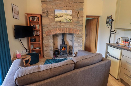 Sedbergh Cottage | SPEIGHT COTTAGE, pet friendly, with hot tub in Sedbergh