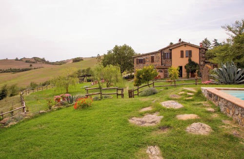Radicofani House | Splendid farmhouse in Val d'Orcia with private swimming pool and sauna