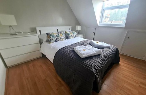 Luton Apartment | Split level luton town center flat