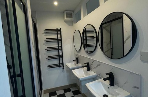 West End Apartment | Squarezzz - Group Accommodation