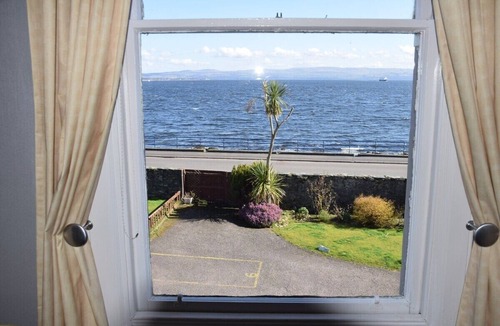 Rothesay Apartment | St Ninian's Bay Apartment sleeps 4 with sea views.