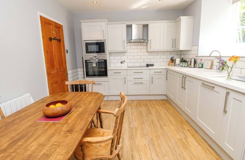 Godshill Cottage | STABLE COTTAGE, pet friendly, with a garden in Wroxall