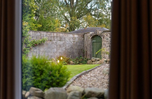 Crieff Cottage | Stables Cottage - a cottage that sleeps 2 guests in 2 bedrooms