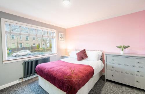 Port Glasgow House | Stag & Stay- Waterlillie - Contractor friendly, Fast WiFi