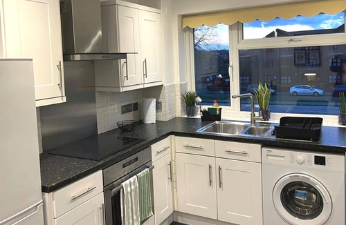 Canons Apartment | Stanmore HA7 - Spacious 3BR/1BA Pet Friendly Flat w/FREE WIFI