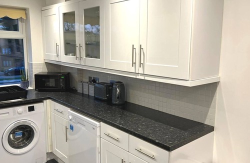 Canons Apartment | Stanmore HA7 - Spacious 3BR/1BA Pet Friendly Flat w/FREE WIFI
