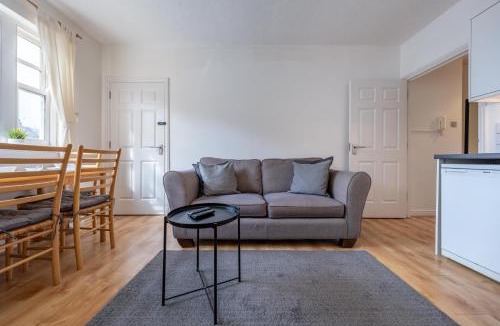 Bishop's Stortford Apartment | Stansted Airport & Bishops Stortford Town Centre Professional Apartment