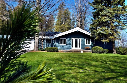Bluewater Cottage | Starlight Lakefront Cottage