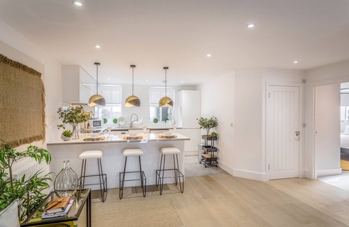 St Albans Apartment | Staycation 2 bed/2 bath Gated Development LUX St Albans - Off Street Parking