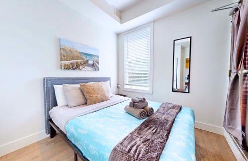 Greenwood - Coxwell Hotel | StayStreet Suites - Modern & Bright Queen Suite