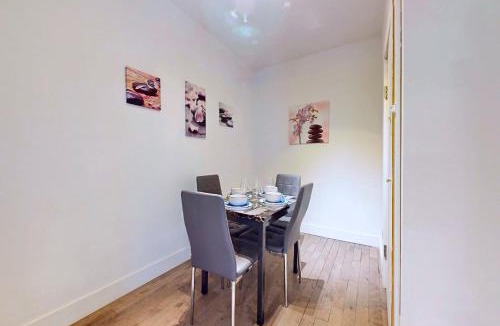 Greenwood - Coxwell Hotel | StayStreet Suites - Modern & Bright Queen Suite