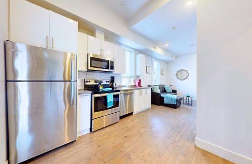 Greenwood - Coxwell Hotel | StayStreet Suites - Modern & Bright Queen Suite