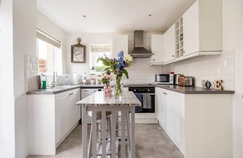 Shephall House | Stevenage Contractors x8 New 3 bedroom House Free Wifi, Parking, Towels all inclusive & Large Garden