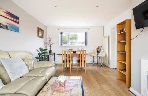 Shephall House | Stevenage Contractors x8 New 3 bedroom House Free Wifi, Parking, Towels all inclusive & Large Garden