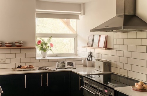 Llangefni House | Stone House for up to 8 · Hot Tub · Anglesey