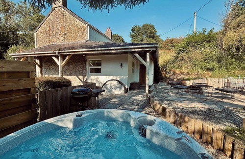 Llangefni House | Stone House for up to 8 · Hot Tub · Anglesey