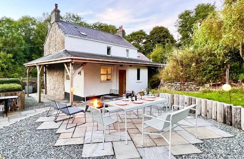Llangefni House | Stone House for up to 8 · Hot Tub · Anglesey
