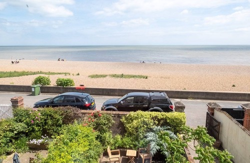 Aldeburgh Apartment | Stoney Beach - sleeps 12 guests in 5 bedrooms