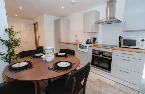 Hull Old Town Apartment | Street View Modern Apartment