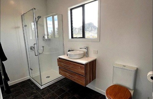 Albert Town Apartment | Studio 5- Stylish Stay with Mountain Vista