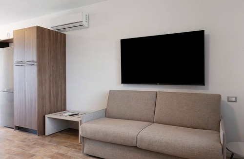Ponti sul Mincio Apartment | Studio Apartment 'La Scarpina Alloggio N 1' with Private Terrace, Shared Garden and Air Conditioning