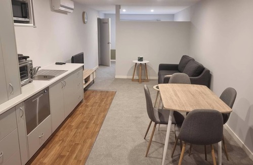 Lowburn Apartment | Studio Apartment 100 meters from lake and walking track