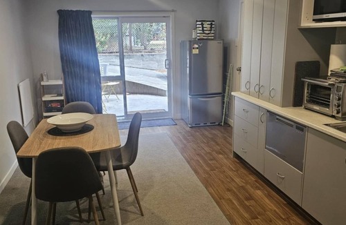 Lowburn Apartment | Studio Apartment 100 meters from lake and walking track