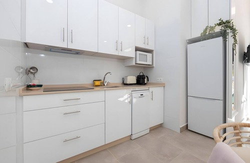 Malaga-Este Apartment | Studio Apartment 'Oasis Del Candado' with Wi-Fi and Air Conditioning