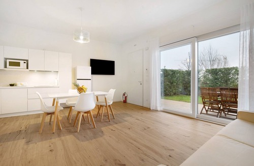 Lido di Jesolo Apartment | Studio Apartment 'Open Space 1' with Shared Garden, Wi-Fi and Air Conditioning