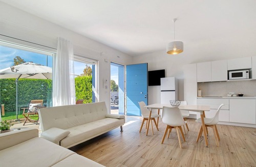 Lido di Jesolo Apartment | Studio Apartment 'Open Space 2' with Shared Garden, Wi-Fi and Air Conditioning