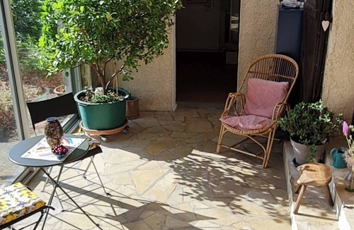 Saint-Martin-de-Londres Apartment | Studio flat with conservatory and garden