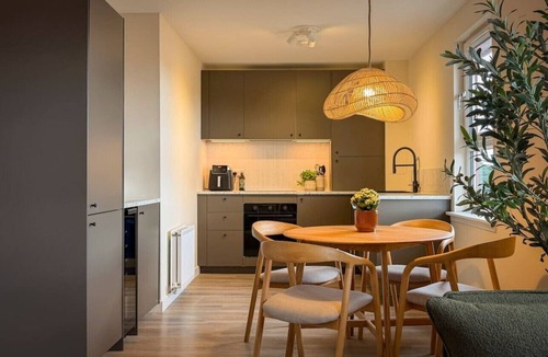Clydebank Apartment | Stunning 2 Bed, 2 Bath Apartment with Parking