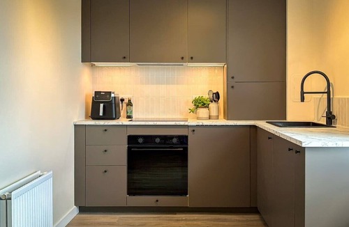 Clydebank Apartment | Stunning 2 Bed, 2 Bath Apartment with Parking