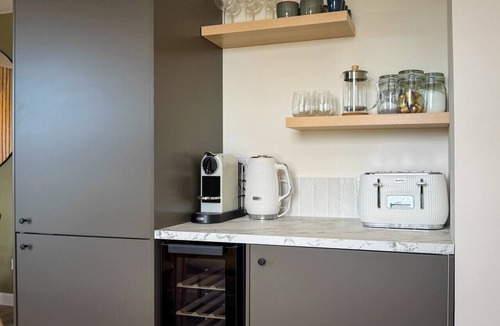 Clydebank Apartment | Stunning 2 Bed, 2 Bath Apartment with Parking