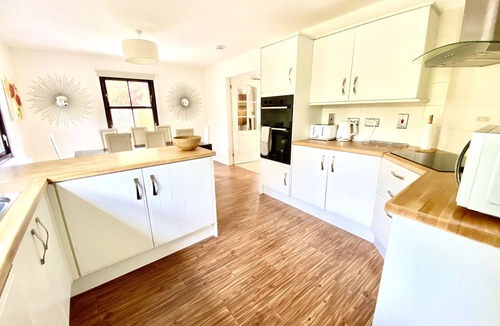 Tarbert Villa | Stunning 4 Bedroom House - sleeps 8. WiFi, SkyQ, Enclosed Garden, Child Friendly