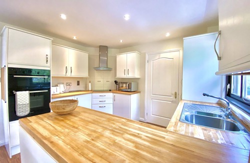 Tarbert Villa | Stunning 4 Bedroom House - sleeps 8. WiFi, SkyQ, Enclosed Garden, Child Friendly